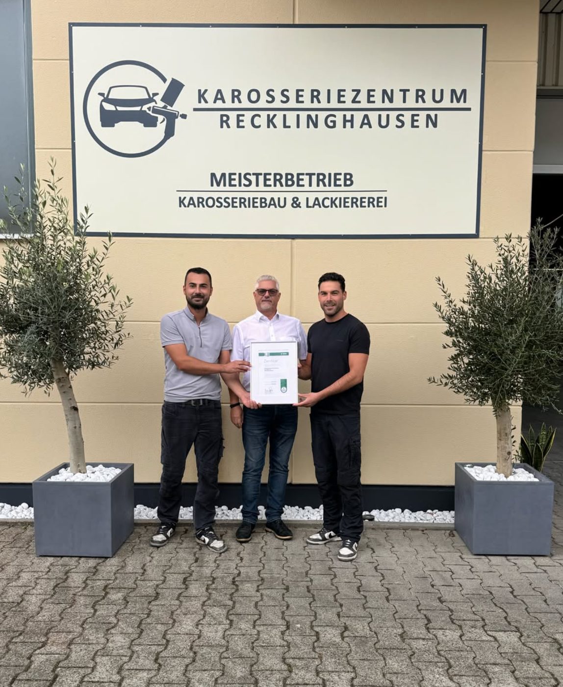 Das Team vor dem Karosseriezentrum Recklinghausen