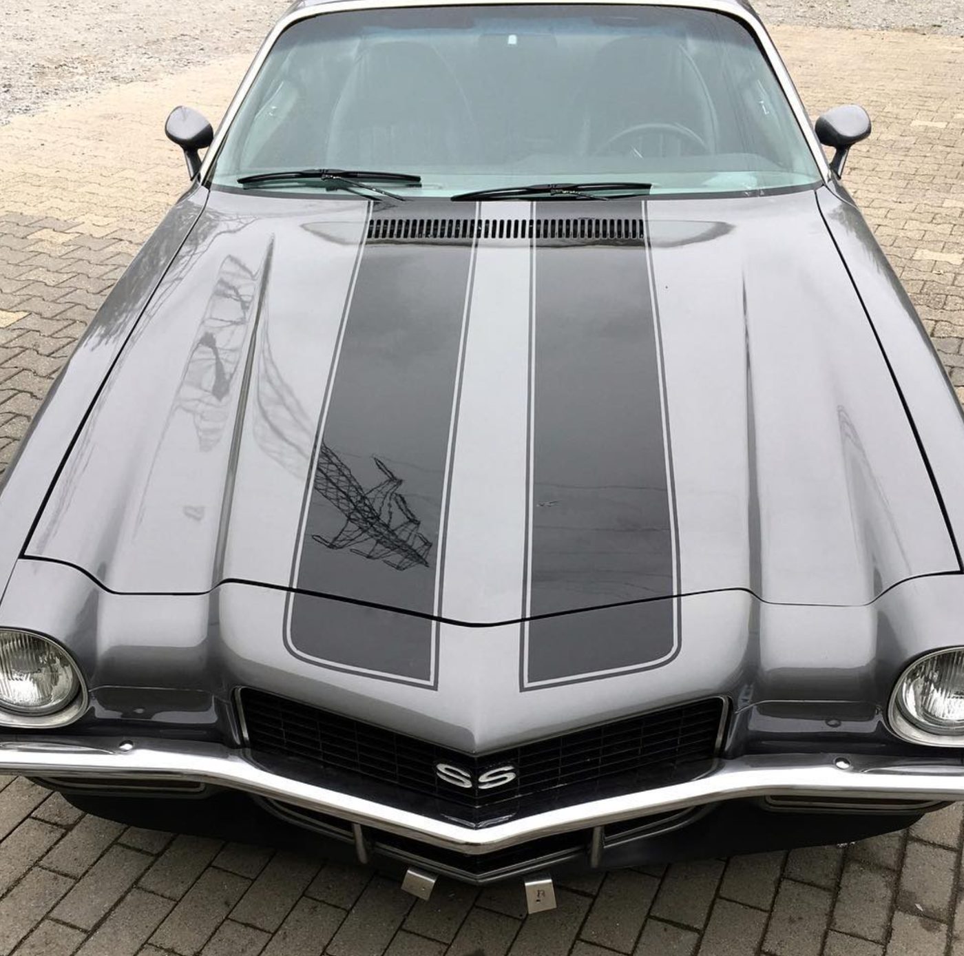 Grauer Klassiker mit schwarzen Streifen auf der Motorhaube