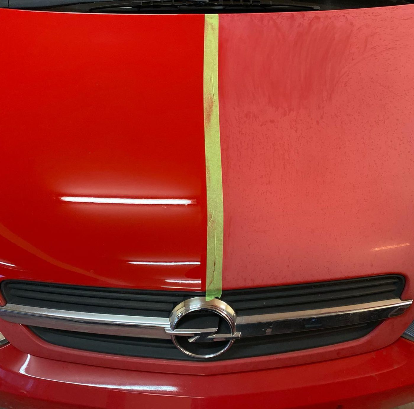 Rote Motorhaube, links aufbereitet, rechts im Ausgangszustand